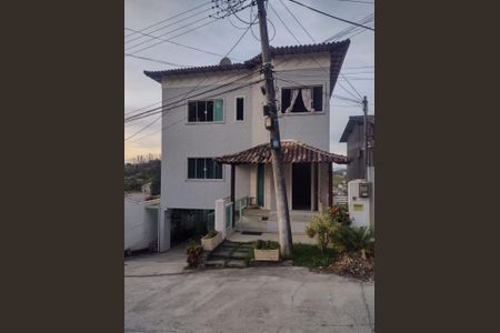 Casa de condomínio para alugar com 240m², 4 quartos e 4 vagasFachada