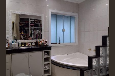 Casa de condomínio para alugar com 240m², 4 quartos e 4 vagasBanheiro