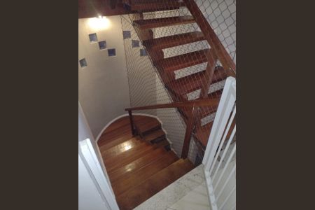 Casa de condomínio para alugar com 240m², 4 quartos e 4 vagasEscada