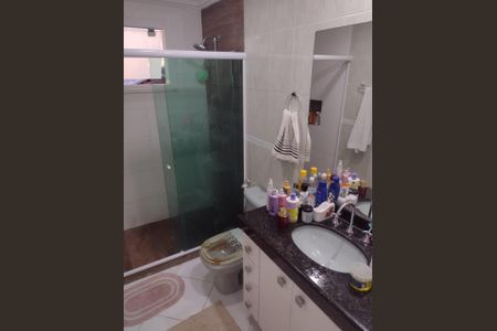 Casa de condomínio para alugar com 240m², 4 quartos e 4 vagasBanheiro