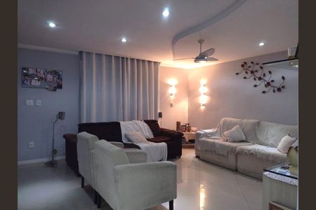 Sala de casa de condomínio para alugar com 4 quartos, 240m² em Maria Paula, São Gonçalo