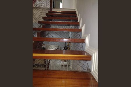 Casa de condomínio para alugar com 240m², 4 quartos e 4 vagasEscada