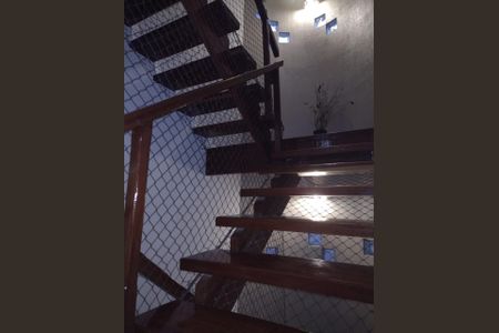 Casa de condomínio para alugar com 240m², 4 quartos e 4 vagasEscada