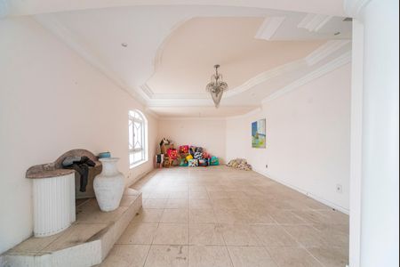 Casa à venda com 340m², 5 quartos e 7 vagasSala