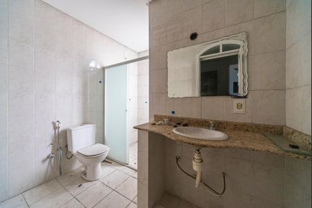 Casa à venda com 340m², 5 quartos e 7 vagasBanheiro do Quarto 4