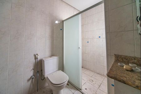 Casa à venda com 340m², 5 quartos e 7 vagasBanheiro do Quarto 4