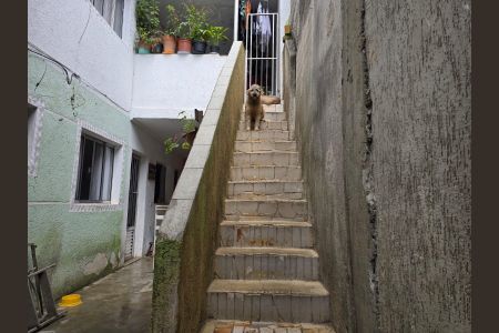 Casa à venda com 172m², 5 quartos e 1 vagaEscada acesso a casa 02