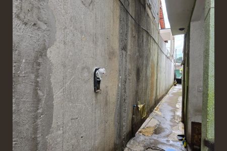 Casa à venda com 172m², 5 quartos e 1 vagaCorredor acesso ao portão entrada 