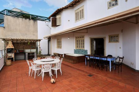 Casa à venda com 300m², 4 quartos e 4 vagasVaranda gourmet