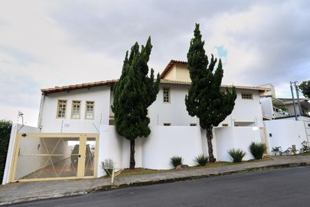 Casa à venda com 300m², 4 quartos e 4 vagasFachada
