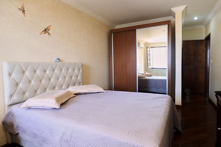 Casa à venda com 300m², 4 quartos e 4 vagasSuíte