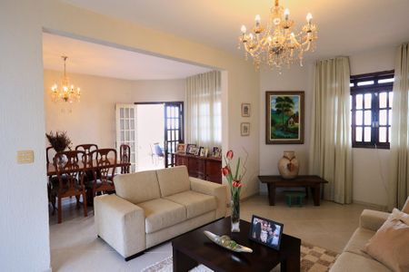 Casa à venda com 300m², 4 quartos e 4 vagasSala