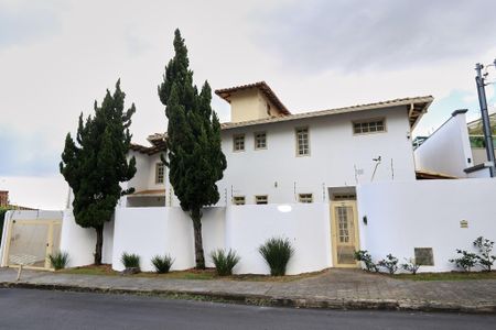 Casa à venda com 300m², 4 quartos e 4 vagasFachada