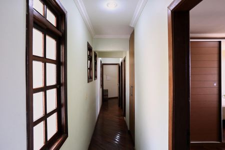 Casa à venda com 300m², 4 quartos e 4 vagasCorredor