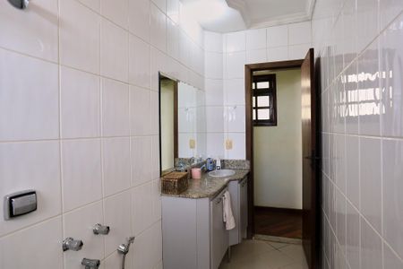 Casa à venda com 300m², 4 quartos e 4 vagasBanheiro 1