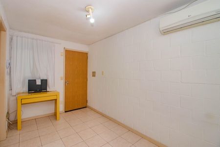 Sala de apartamento para alugar com 2 quartos, 40m² em Rubem Berta, Porto Alegre