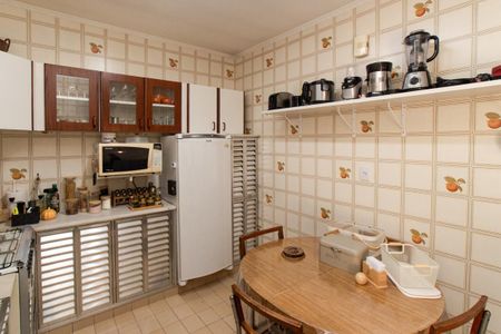 Casa para alugar com 454m², 5 quartos e 4 vagas Casa para alugar com 454m², 5 quartos e 4 vagasCasa 2 - Cozinha