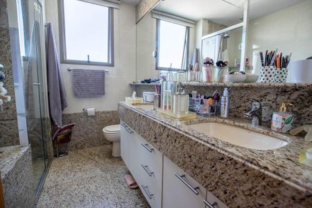 Apartamento à venda com 172m², 4 quartos e 3 vagasBanheiro da Suíte 1