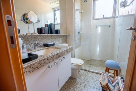 Apartamento à venda com 172m², 4 quartos e 3 vagasBanheiro da Suíte 2