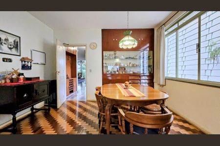 Casa à venda com 370m², 4 quartos e 4 vagas Casa à venda com 370m², 4 quartos e 4 vagasFoto 10