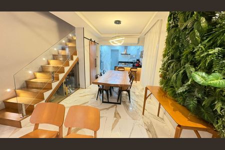 Casa de condomínio à venda com 232m², 3 quartos e 1 vagaSala de jantar