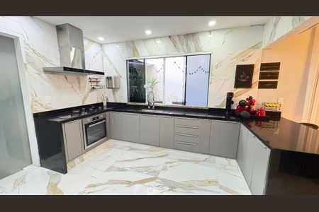 Casa de condomínio à venda com 232m², 3 quartos e 1 vagaCozinha