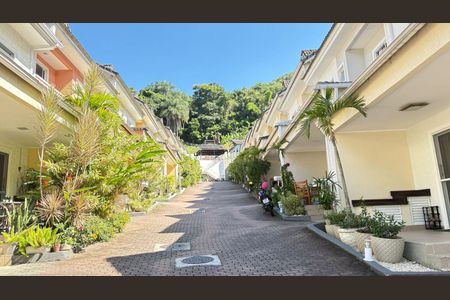 Casa de condomínio à venda com 232m², 3 quartos e 1 vagaÁrea externa