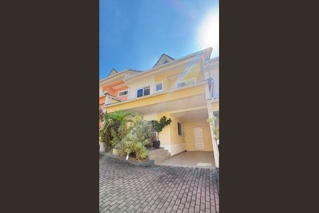 Casa de condomínio à venda com 232m², 3 quartos e 1 vagaFachada