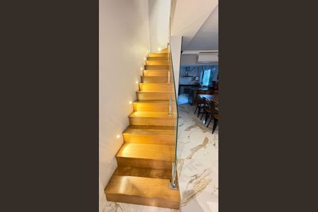 Casa de condomínio à venda com 232m², 3 quartos e 1 vagaEscada