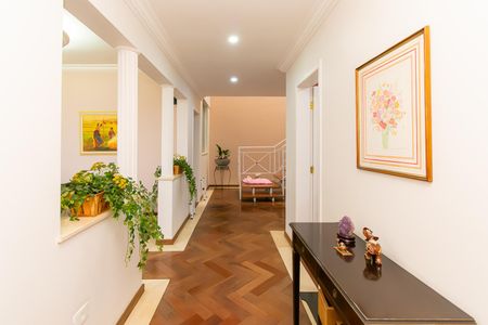 Casa para alugar com 500m², 5 quartos e 4 vagas Casa para alugar com 500m², 5 quartos e 4 vagasCorredor