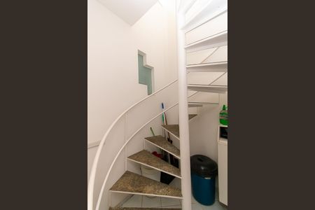 Casa para alugar com 500m², 5 quartos e 4 vagasEscada