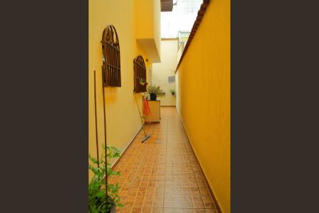 Casa à venda com 211m², 3 quartos e 3 vagasCorredor lateral 