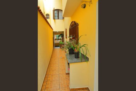 Casa à venda com 211m², 3 quartos e 3 vagasCorredor lateral 