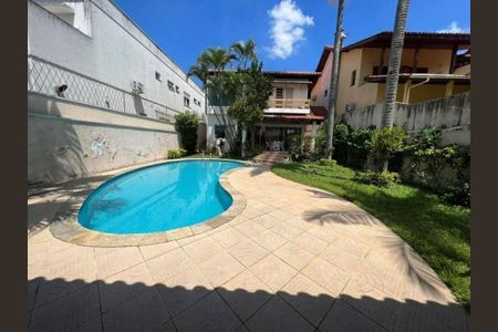 Casa à venda com 236m², 4 quartos e 4 vagas