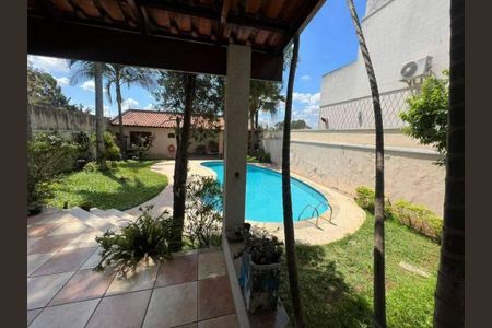 Casa à venda com 236m², 4 quartos e 4 vagas