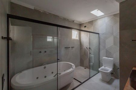 Casa de condomínio para alugar com 250m², 4 quartos e 3 vagasBanheiro da Suíte 1