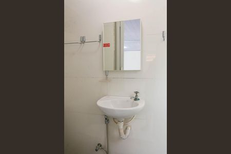 Banheiro de kitnet/studio para alugar com 0 quarto, 60m² em Del Castilho, Rio de Janeiro