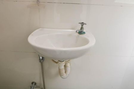 Banheiro de kitnet/studio para alugar com 0 quarto, 60m² em Del Castilho, Rio de Janeiro