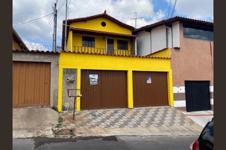 Casa à venda com 360m², 3 quartos e 3 vagasFachada