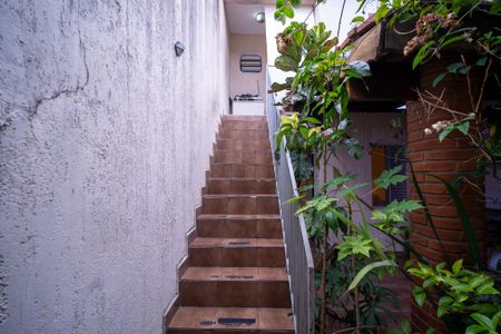 Casa à venda com 200m², 3 quartos e 3 vagasEscada para edícula superior