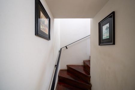 Casa à venda com 200m², 3 quartos e 3 vagasEscada para Quartos