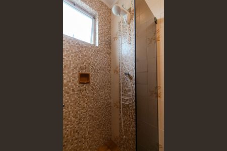 Banheiro de apartamento à venda com 1 quarto, 43m² em Santo Antônio, Porto Alegre