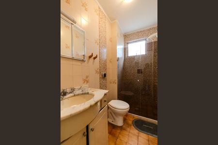 Banheiro de apartamento à venda com 1 quarto, 43m² em Santo Antônio, Porto Alegre