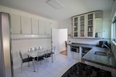 Casa para alugar com 150m², 3 quartos e 3 vagas Casa para alugar com 150m², 3 quartos e 3 vagasCOZINHA
