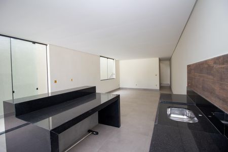 Casa à venda com 198m², 3 quartos e 2 vagas Casa à venda com 198m², 3 quartos e 2 vagasCozinha e Área de Serviço