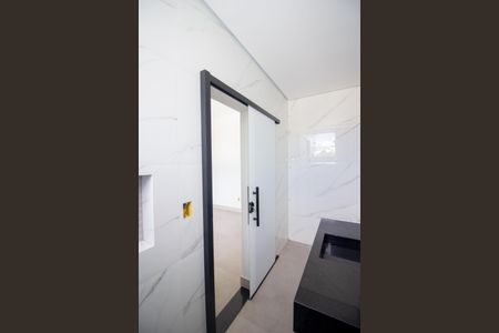 Casa à venda com 198m², 3 quartos e 2 vagas Casa à venda com 198m², 3 quartos e 2 vagasBanheiro da Suíte