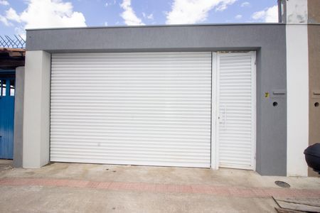 Casa à venda com 198m², 3 quartos e 2 vagas Casa à venda com 198m², 3 quartos e 2 vagasFachada