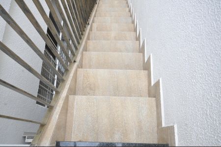 Casa à venda com 122m², 3 quartos e 2 vagasEscada de acesso à área de serviço