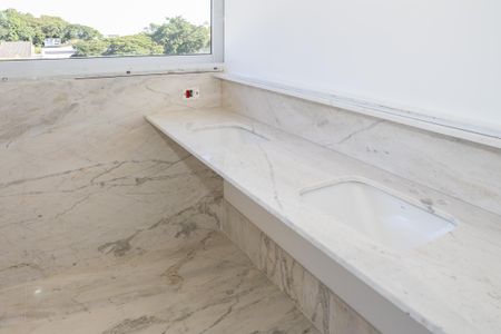 Apartamento à venda com 220m², 3 quartos e 2 vagas Apartamento à venda com 220m², 3 quartos e 2 vagasBanheiro da Suíte 1
