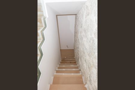 Apartamento à venda com 220m², 3 quartos e 2 vagas Apartamento à venda com 220m², 3 quartos e 2 vagasEscada